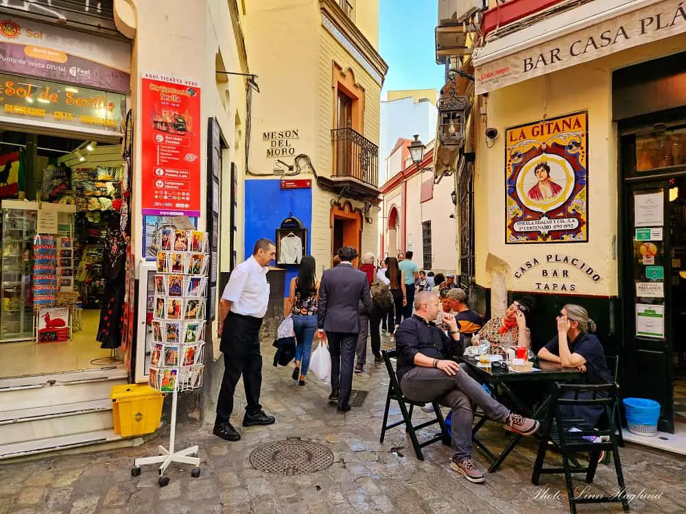 Free things in Seville - Barrio de santa Cruz