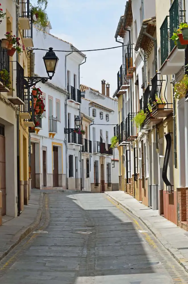 does it snow in Granada Spain