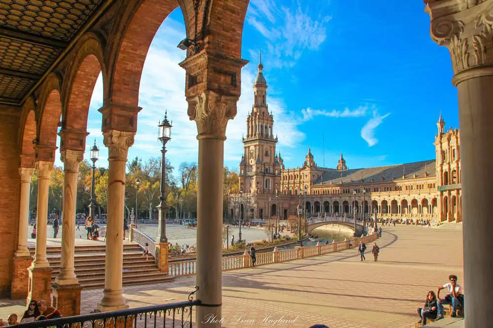 A large square with waterscapes and porticos.