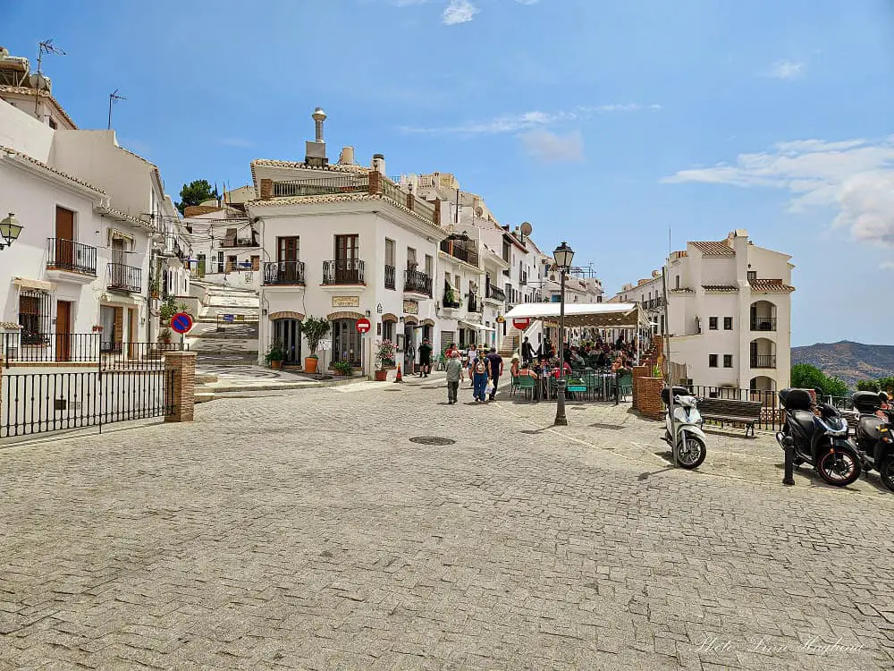 Restaurants in Frigiliana with people eating and drinking.